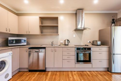 Number Six - Oneroa Holiday Home