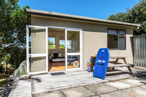 Oneroa Views With Spa Pool - Waiheke Holiday Home