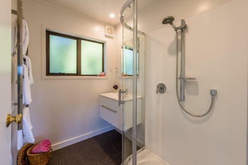 Franks Treehouse - Waiheke Holiday Home