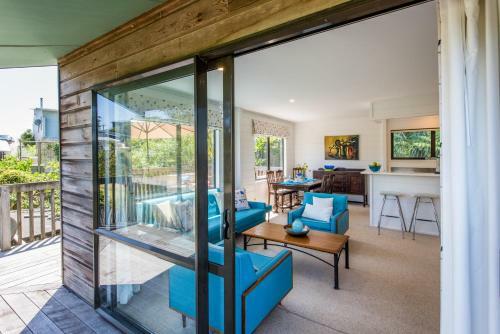Franks Treehouse - Waiheke Holiday Home