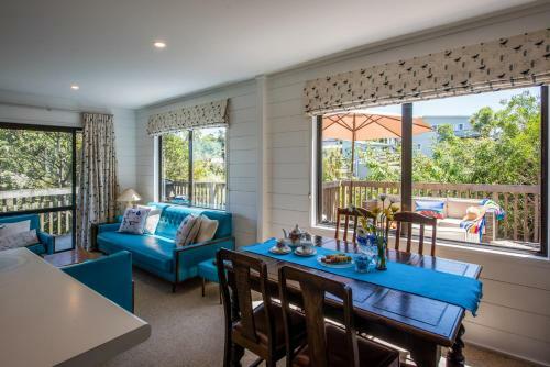Franks Treehouse - Waiheke Holiday Home