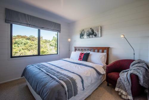 Franks Treehouse - Waiheke Holiday Home