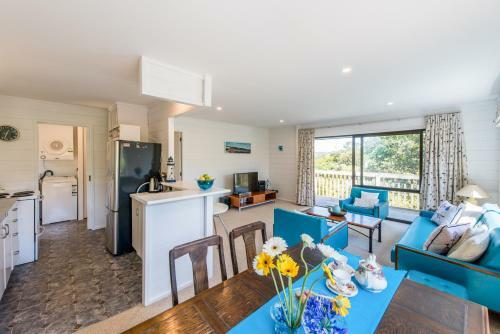 Franks Treehouse - Waiheke Holiday Home