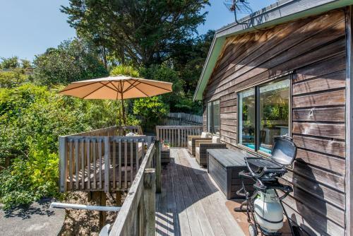 Franks Treehouse - Waiheke Holiday Home