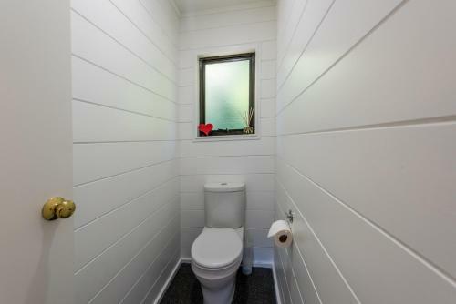 Franks Treehouse - Waiheke Holiday Home