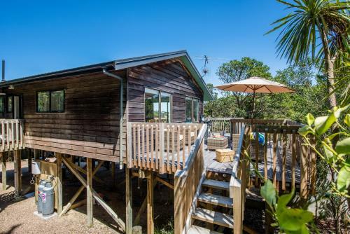 Franks Treehouse - Waiheke Holiday Home