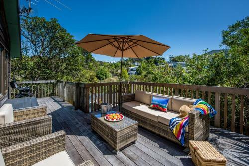 Franks Treehouse - Waiheke Holiday Home