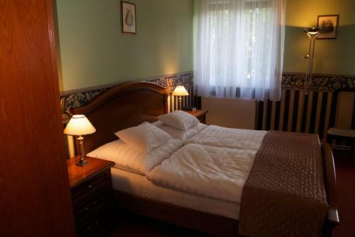 Plat�n Hotel & �tterem
