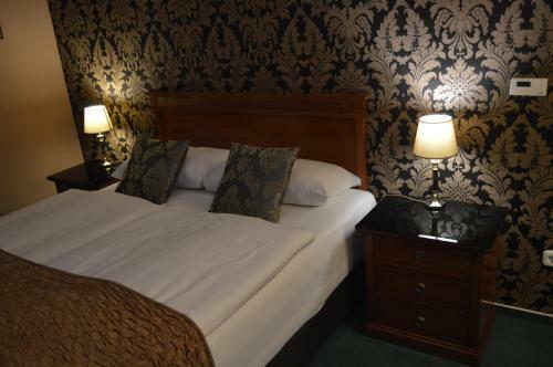 Plat�n Hotel & �tterem
