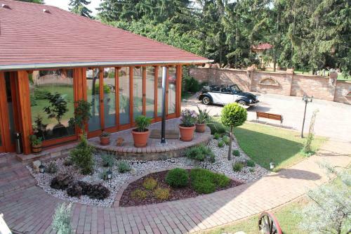 Rozmann Family Panzi� & Apartmanhaz