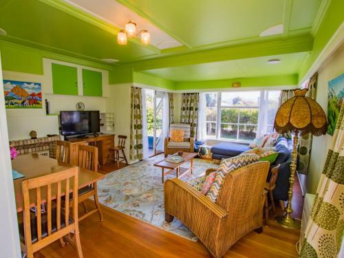 The Greenwood - Motueka Holiday Home