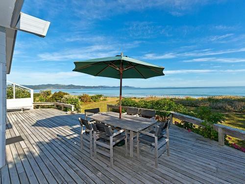 Matarangi Beachfront House - Matarangi Holiday Home