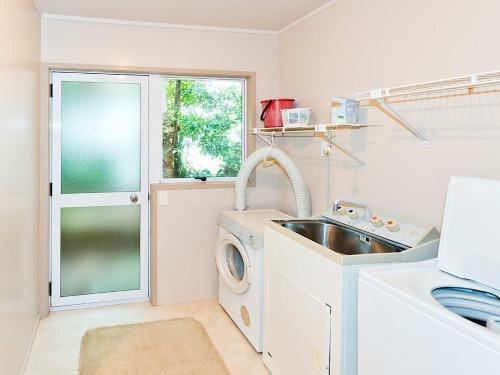Matarangi Beachfront House - Matarangi Holiday Home