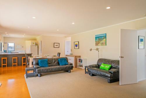 Kowhai Corner - Matarangi Holiday Home
