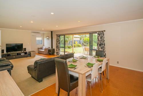 Kowhai Corner - Matarangi Holiday Home