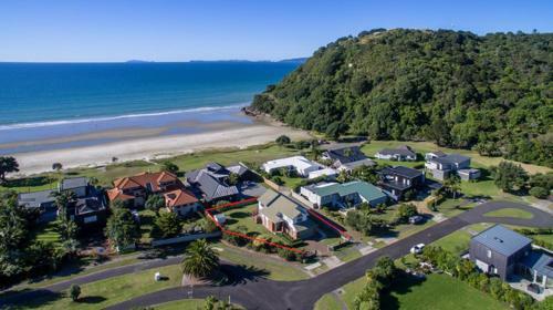 Kiwi Kuta With Wifi- Matarangi Holiday Home