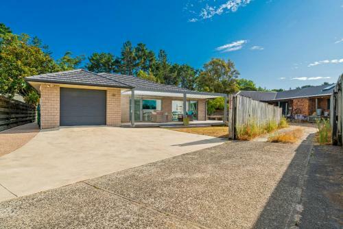 Rose's Beach Pad - Matarangi Holiday Home