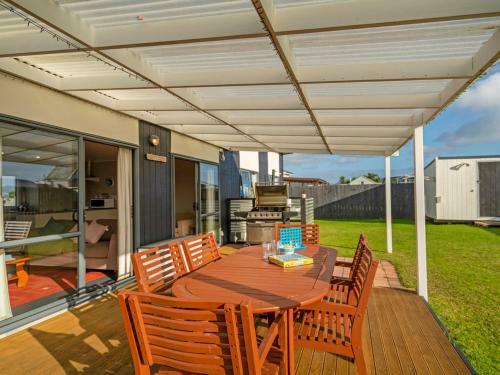The Harbourside Bach - Matarangi Holiday Home