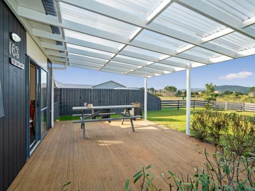 The Harbourside Bach - Matarangi Holiday Home