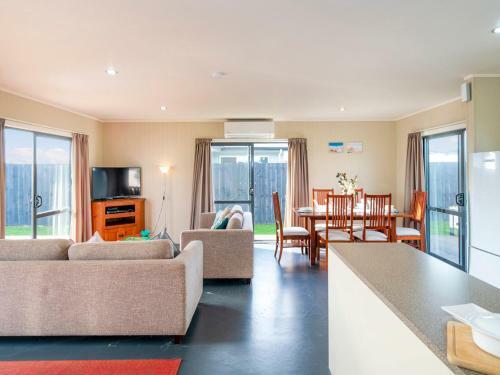 The Harbourside Bach - Matarangi Holiday Home