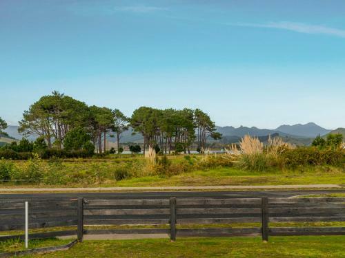 The Harbourside Bach - Matarangi Holiday Home