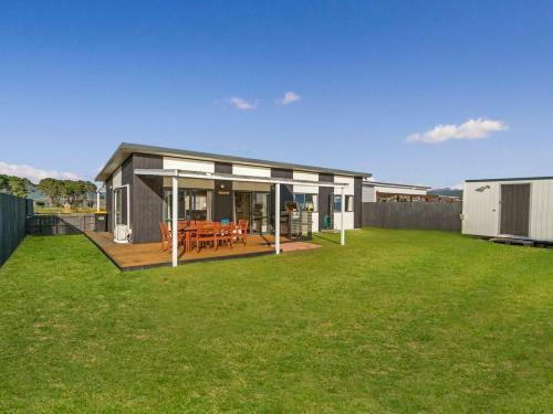 The Harbourside Bach - Matarangi Holiday Home