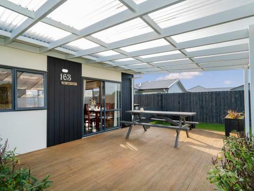 The Harbourside Bach - Matarangi Holiday Home