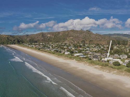 Absolute Beachfront Matarangi - Matarangi Holiday Home
