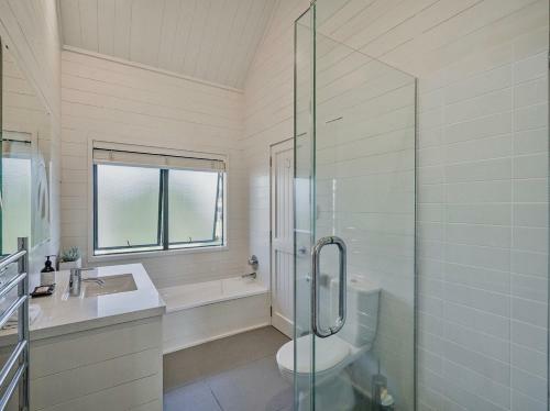 Absolute Beachfront Matarangi - Matarangi Holiday Home