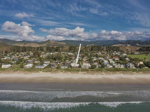 Absolute Beachfront Matarangi - Matarangi Holiday Home