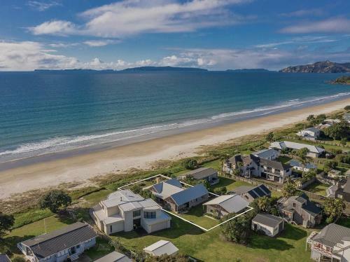 Absolute Beachfront Matarangi - Matarangi Holiday Home