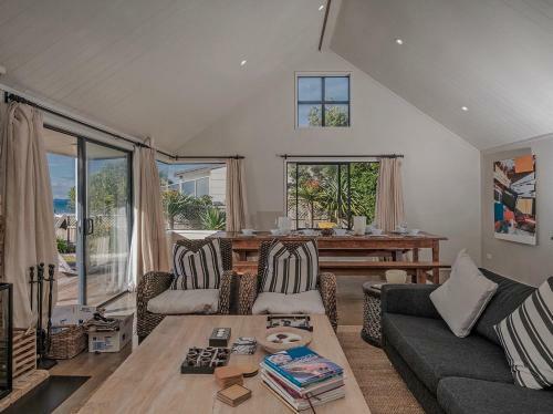 Absolute Beachfront Matarangi - Matarangi Holiday Home