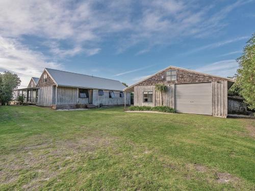 Absolute Beachfront Matarangi - Matarangi Holiday Home