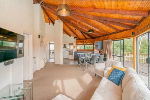 Octagon Outlook - Matarangi Holiday Home