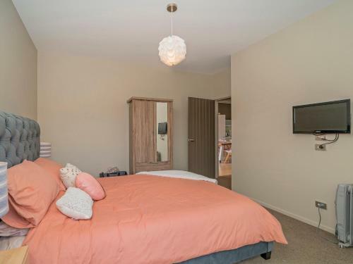 Sanctuary By The Water - Matarangi Holiday Home
