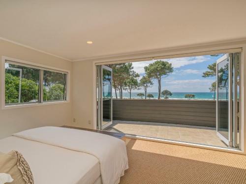 Golden Summers - Beachfront Matarangi Holiday Home
