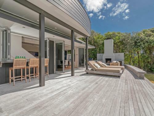 Golden Summers - Beachfront Matarangi Holiday Home