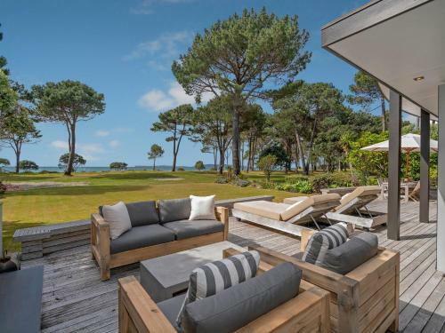Golden Summers - Beachfront Matarangi Holiday Home