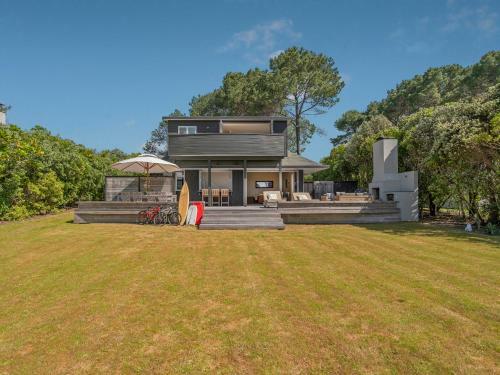 Golden Summers - Beachfront Matarangi Holiday Home