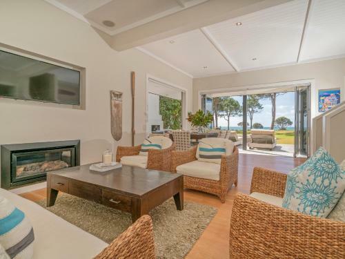 Golden Summers - Beachfront Matarangi Holiday Home