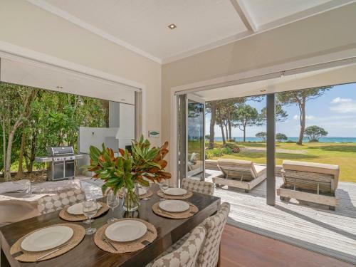 Golden Summers - Beachfront Matarangi Holiday Home
