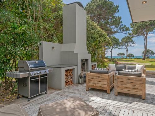 Golden Summers - Beachfront Matarangi Holiday Home