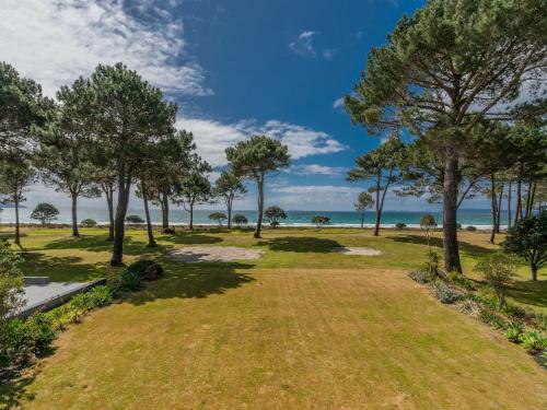 Golden Summers - Beachfront Matarangi Holiday Home