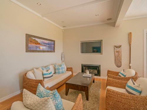 Golden Summers - Beachfront Matarangi Holiday Home