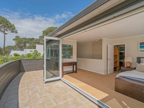 Golden Summers - Beachfront Matarangi Holiday Home