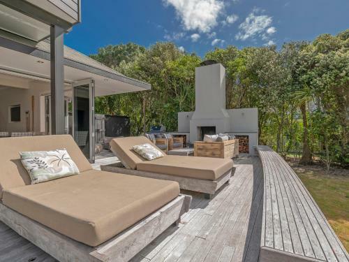 Golden Summers - Beachfront Matarangi Holiday Home