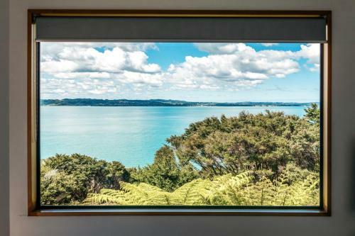 Crosstrees Chalet - Seaviews - Waiheke Island Holiday Unit