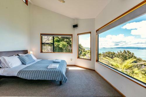 Crosstrees Chalet - Seaviews - Waiheke Island Holiday Unit