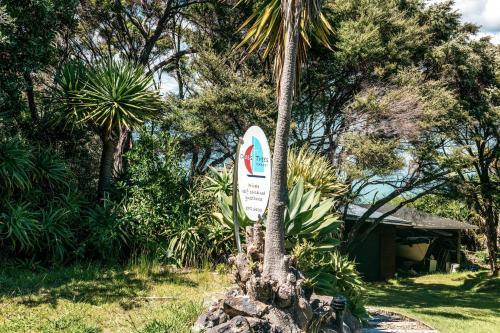 Crosstrees Chalet - Seaviews - Waiheke Island Holiday Unit