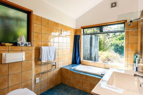 Crosstrees Chalet - Seaviews - Waiheke Island Holiday Unit
